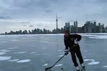 Les mains.  La vue.  Que pourriez-vous demander de plus?  #NHLOutdoors commence demain ...