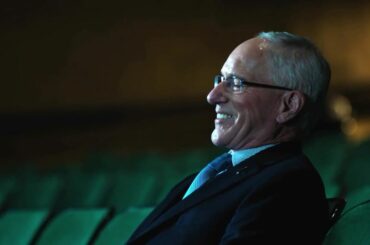Revivez l'incroyable carrière de Doc Emrick à travers les voix et les souvenirs de sa cl ...