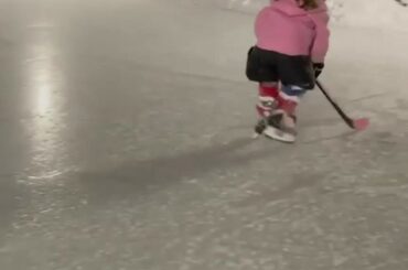 Evie, 5 ans, pour une déchirure.  #NHLOutdoors commence demain à 3 heures HE sur @NHLonN ...