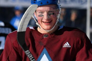 Hockey en plein air = Saison des yeux noirs (Obtenez le vôtre bientôt, @vegasgoldenknights.) #NH ...