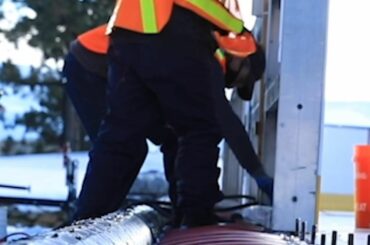 Vous avez vu la patinoire #NHLOutdoors ... Maintenant, allez dans les coulisses avec Garrett Mills ...