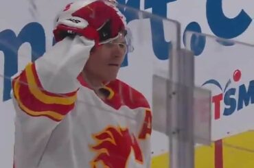 Nous vous promettons.  Cette déviation @matthew_tkachuk n'est PAS facile ....