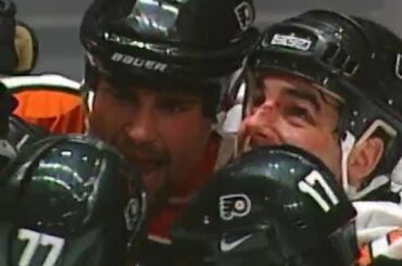 Joyeux anniversaire au grand homme lui-même, Eric Lindros!  Jetez un œil à l'un des ...