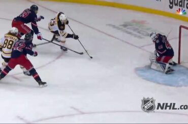 C'est un mouvement fort de @ charliecoyle_3 pour marquer.  : @nhlonnbcsports ...