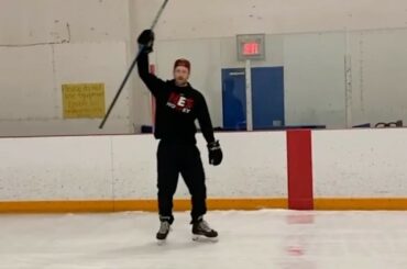 Avec le godet en mouvement ... #NHLFanSkills (@hes_hockey) ...