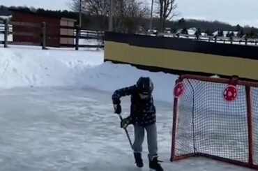 Je ne voudrais pas être un gardien de but.  #NHLFanSkills At Home Présenté par @GEICO (@k ...