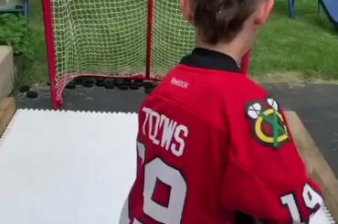 The Worm + Jordan Tongue = Chicago Celly #NHLFanSkills At Home Présenté par @G ...