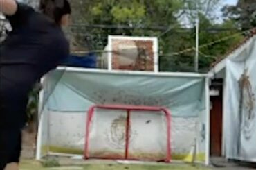 Claudia apportant la précision du Mexique!  #NHLFanSkills (@ klawz7) ...