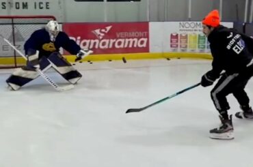 Je ne peux pas.  Arrêter.  En train de regarder.  #NHLFanSkills (@ elev802_vt) ...