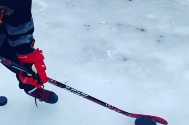 Koen ne laisse pas une déficience visuelle l'empêcher de manipuler le bâton!  #NHLFanSkil ...