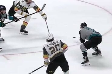 Dans les airs ET à une main.  Quelle passe renversante de Mark Stone (@ mstoner61) ....