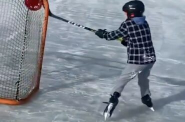 Frappez-les avec le Crosby.  #NHLFanSkills (@kid_dangles) ...