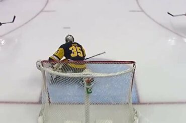 Travis Konecny ​​déteste clairement les bouteilles d'eau.  ...