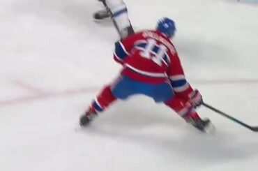 Juste un mouvement de rondelle parfait de @canadiensmtl ...