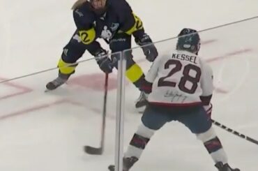 WOW.  Obtenez une charge des pendentifs sur @ amandakessel28!  : @nhlonnbcsports ...