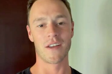 Jonathan Toews s'est présenté pour féliciter Patrick Kane pour son 1000e match.  (@n ...
