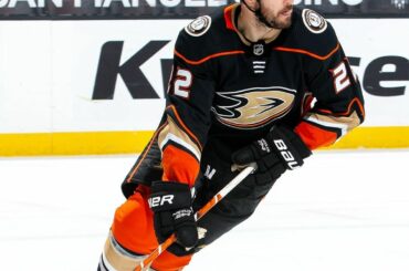 À l'écart, Kevin Shattenkirk (@shattdeuces) est en train de passer ...