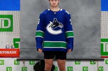 La tenue ultime de la WFH de @ nilshoglander.  (@canucks) ...