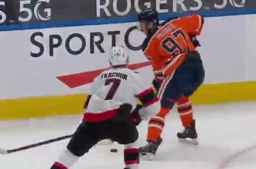 Directement sur la bande pour @ tysonbarrie4 et Connor McDavid (@ mcdavid97) recueille son ...