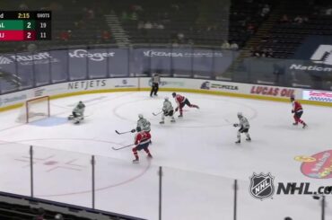 Le Nick Foligno se plie et se brise.  ...