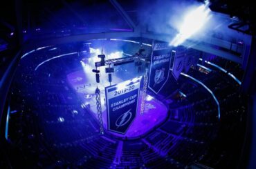 Avec les fans dans le bâtiment, les @tblightning ont pu officiellement élever leur ...