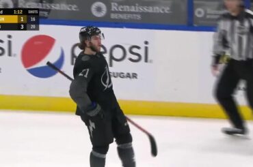 Brayden Point obtient le point n ° 25 à son 25e anniversaire.  Cadeau assez décent si ...