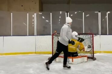 Le rend si facile.  #NHLFanSkills (@ipemorjens) ...
