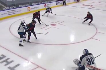 Tout de suite sur le banc et marque.  Juste un autre jour au bureau pour Connor McDav ...
