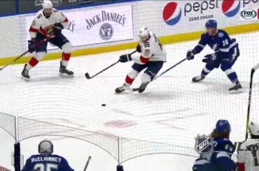 Aleksander Barkov (@barkovsasha) et @carterverhaeghe le rendent si facile! ...