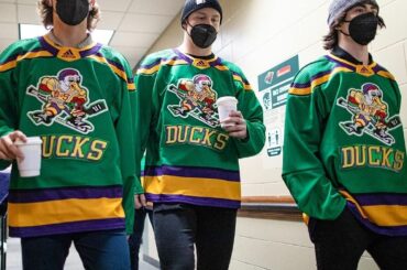 Le district 5 est arrivé.  #FlyTogether (: @anaheimducks) ...