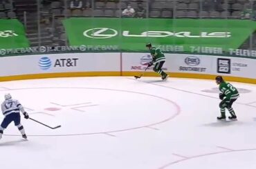 Chaque partie de cet objectif de Roope Hintz (@hhinee) est irréelle ....