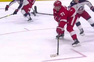 Aujourd'hui a été une bonne journée pour les passes @ dylanlarkin71 ....