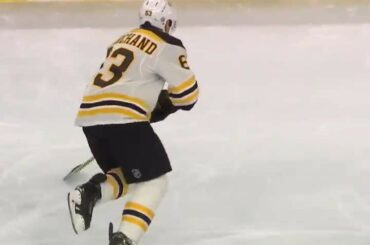 Brad Marchand (@ bmarch63) apporte les coups, Patrice Bergeron apporte son 900e po ...