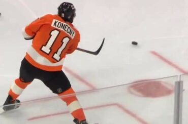 Parlez d'avoir une vision ... quelle passe de Travis Konecny ​​...