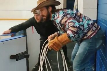 Juste au moment où nous pensions avoir tout vu ... #NHLFanSkills ...