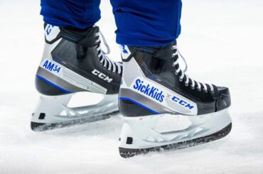@austonmatthews a montré ses patins et son bâton @sickkidsvs personnalisés ... et son procé ...