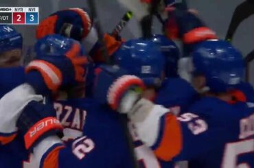 Ryan Pulock le laisse déchirer et il le gagne en OT pour les @ny_islanders! ...