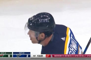 Parfaitement placé de Jaden Schwartz pour le coup de la nuit ....