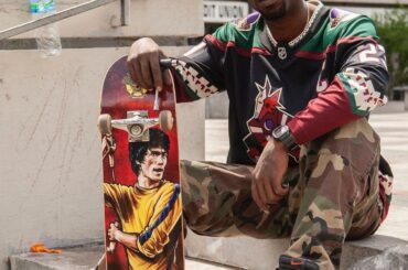 ICI pour la légende du skate Stevie Williams portant le maillot Kachina.  (@steviewill ...