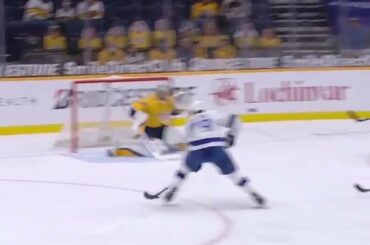 Pfft, Ross Colton sait comment marquer des buts effrontés ...
