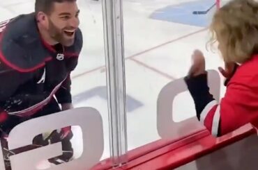 Il y a deux ans, quand Jordan Martinook a rencontré Emma, ​​une fan de @Canes de 12 ans avec Down ...