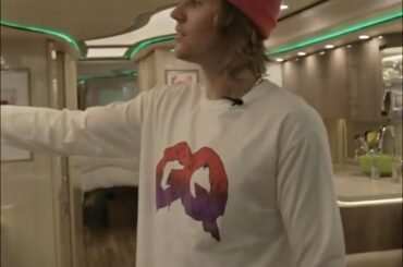 Vous savez déjà que @justinbieber regarde les @mapleleafs dans le bus de tournée.  ( @g...