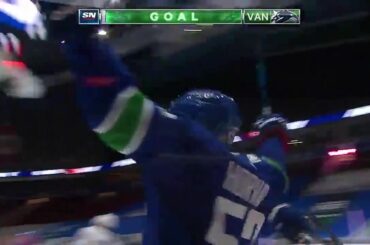 Quel moment!  @bohorvat est le héros OT pour les @canucks ...