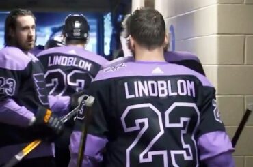 Quelle façon de célébrer @oskarlindblom lors de la soirée #HockeyFightsCancer.  (@philade ...