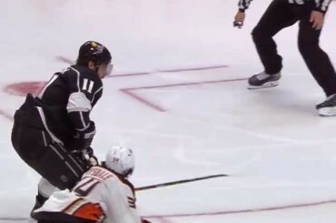 Découvrez cette assistance Drew Doughty!  ...
