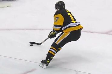 Bryan Rust à pleine vitesse n'est pas une tâche facile ......