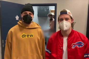 Un grand bravo de @austonmatthews, Mitch Marner (@ marner_93) et ... Jumbo.  (...