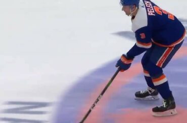 Adam Pelech opte pour un peu de glace déchirée en désavantage numérique.  ...