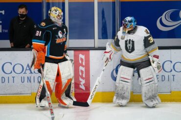 Masque des Thrashers d'Atlanta de 48 ans L'ancien gardien de la LNH Fred Brathwaite est venu p ...