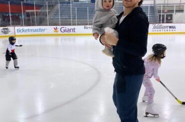 On dirait qu'Ovi Jr. vient d'avoir un autre nouveau compagnon de ligne ... (@ lauren.oshie, @capitals) ...